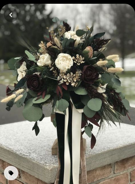 Bridal Bouquet Vintage, Moody Wedding Flowers, Black Wedding Flowers, Spooky Wedding, Forest Green Wedding, Vintage Bridal Bouquet, Gold Wedding Flowers, Witch Wedding, Dark Green Wedding