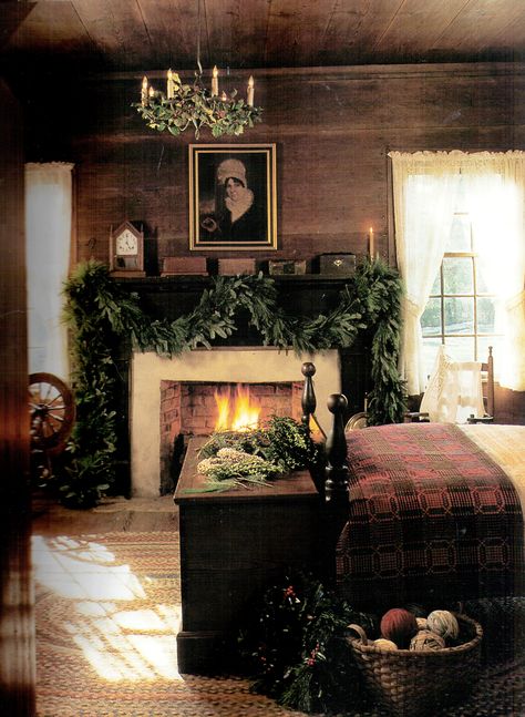 Dining Room Traditional, Dark Academia Christmas, Colonial Dining Room, Rustic Colonial, Primitive Bedroom, Dark Christmas, Colonial Christmas, Cottage Christmas, Christmas Interiors