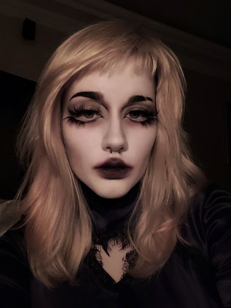 White And Black Halloween Makeup, Pale Goth Makeup, Gothic Mermaid Makeup, Goth Lolli Aesthetic, Trad Makeup Goth, Halloween Tim Burton Costume, Creepy Goth Makeup, 70s Goth Makeup, Got Makeup