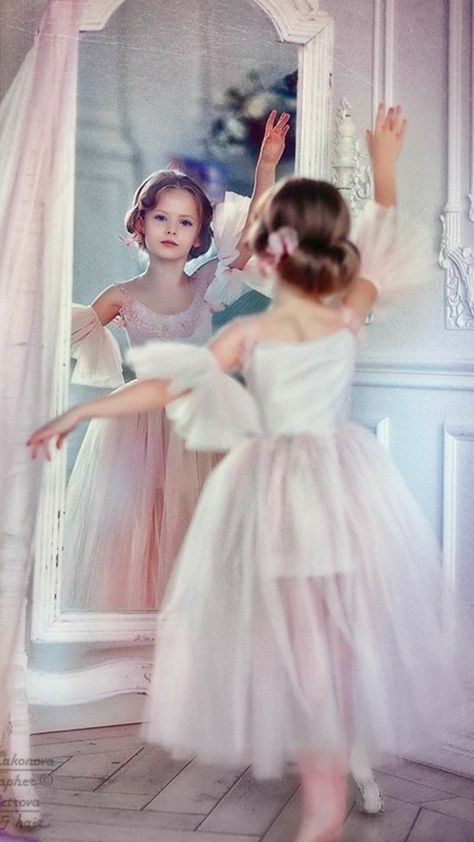 Ballet Wallpaper, Pale Women, Ballerina Poses, Ballerina Kids, Baby Ballet, Ballet Party, Ballet Academy, Ballerina Art, Ballet Photos