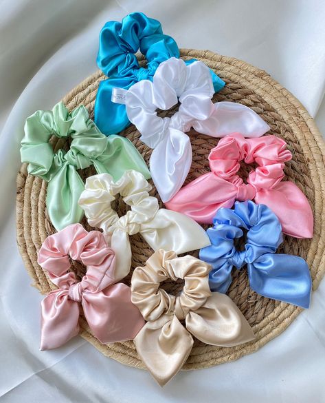 🌸 I present to you these beautiful scrunchies with detachable headbands, to add a touch of color to your look. 🌸 for children and adults 🌸 dimension: scrunchie 9 cm in diameter and headband 13 cm in length ✅ sends fast and neat Summer Scrunchies, Colorful Scrunchie, Beautiful Scrunchies, Scrunchie Headband, Barbie Party Decorations, Diy Hair Accessories Ribbon, Satin Scrunchies, Satin Scarf, Hair Accessories Clips