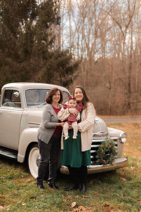 Christmas Vintage truck photography ideas | Toddler and infant christmas photos | Christmas in New York Infant Christmas Photos, Christmas Mini Sessions Outdoor, Winter Christmas Outfits, Truck Photography, Christmas Clothing Ideas, Family Christmas Photos, Outfit Ideas Christmas, Baby Christmas Photos, Christmas Outfit Ideas