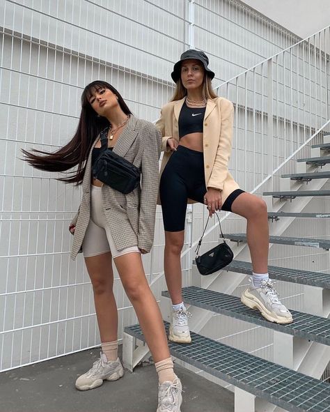 𝐒𝐓𝐑𝐄𝐄𝐓𝐖𝐄𝐀𝐑💸 on Instagram: “| 1 or 2 ? | @irisloveunicorns & @sofiamcoelho  #eaststreetwear_  FOLLOW👉🏻 @eaststreetwear_  for more 🌹” Stile Kylie Jenner, Highsnobiety Fashion, Kim Kardashian Outfits, Urban Outfitters Clothes, 여름 스타일, Chill Outfits, Looks Street Style, Outfit Women, Mode Inspo