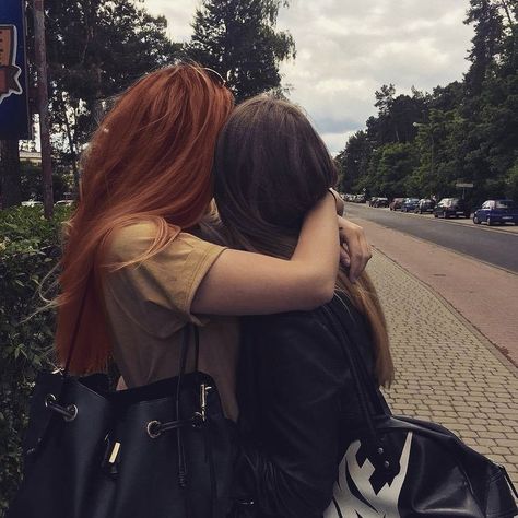 Best Friend Hug, Friends Hugging, Want A Girlfriend, Girlfriend Goals, Best Friends Aesthetic, Brunette To Blonde, Images Esthétiques, Naha, We Fall In Love