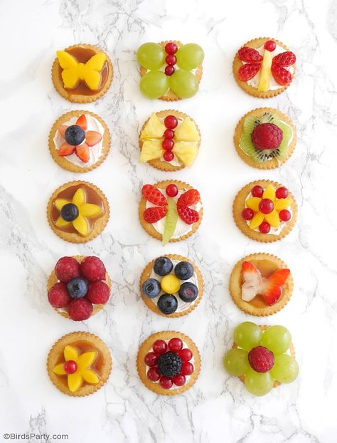 Bite-Size Fruit Tarts for Spring - learn to make these delicious, fun and quick to make fruity appetizers for Spring parties, Easter or snack! | by BirdsParty.com @ BirdsParty Easter Brunch Appetizers, Spring Appetizers, Brunch Appetizers, Sweet Appetizer, Fruit Tart Recipe, Fruit Tarts, Lunchbox Treats, Flower Fruit, Mini Ideas