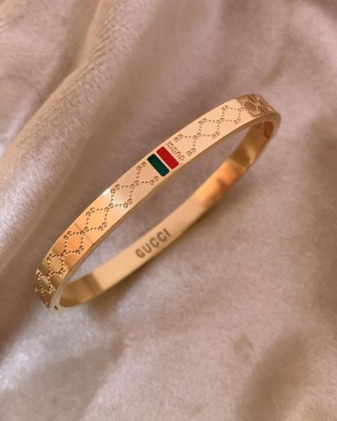 Rolling Flex with Gucci Handcuff bracelet 😍 Handcuff Bracelet, Gucci Bracelet, Hand Cuff Bracelet, Gucci, Collage, Bracelet, Gold, Pins, Quick Saves