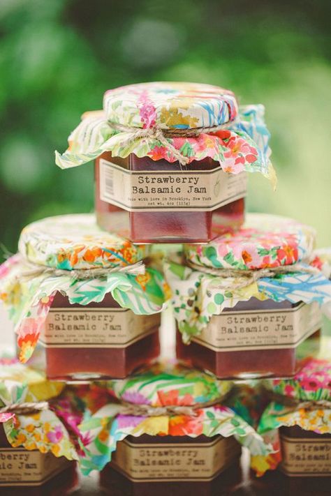 Jam Wedding Favors, Jam Favors, Country Wedding Favors, Simple Wedding Favors, Summer Wedding Favors, Garden Party Bridal Shower, Creative Wedding Favors, Garden Bridal Showers, Boozy Brunch