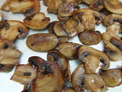 The Right Way to Freeze Mushrooms. Mushrooms need to be cooked before freezing. There are two ways to accomplish this: Canned Relish, Freezer Veggies, Freeze Veggies, Freezing Mushrooms, Veggie Storage, Fridge Ideas, Freezer Ideas, Veggie Options, Mushroom Picking