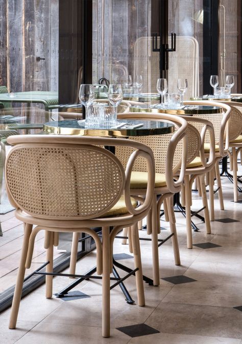 Restaurant Chairs Design, Coffee Shop Tables, Comfortable Living Room Chairs, Studio House, Desain Lanskap, Casa Vintage, Stil Boho, Rattan Dining Chairs, Solid Wood Dining Chairs