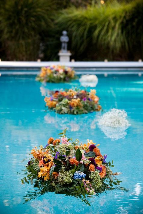 Picture of super bright floral and greenery arrangements floating in the pool will make your outdoor wedding decor veyr impressive Floating Pool Flowers, Backyard Wedding Pool, Floating Flower Arrangements, Pool Wedding, Wedding Backyard Reception, Cheap Wedding Flowers, Greenery Arrangements, Henna Night, Beach Wedding Flowers