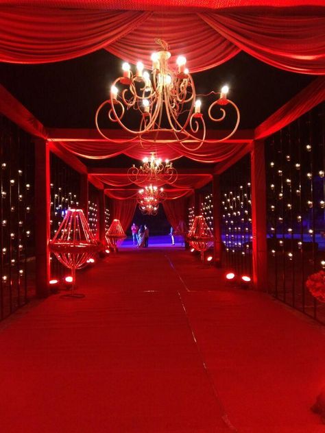 Photo By Shyamalee Thevar - Decorators Wedding Walkway, Ruangan Studio, Indian Wedding Decorations Receptions, Wedding Reception Entrance, Wedding Ideas On A Budget, Reception Entrance, Instagram Decor, Wedding Hall Decorations, Photography Friends