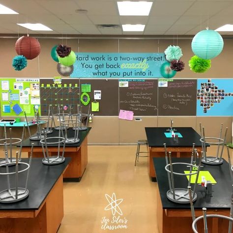 Biology Classroom Decorations, High School Biology Classroom, Junior High Classroom, Earth Science Classroom, High School Science Classroom, Classroom Decoration Ideas, Middle School Classroom Decor, Middle School Science Classroom, Science Room