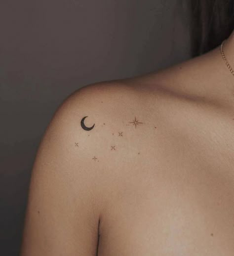 Night Sky Tattoos, Luna Tattoo, Clavicle Tattoo, Sky Tattoos, Simple Tattoos For Women, Omerta Tattoo, Geniale Tattoos, Shoulder Tattoos For Women, Little Tattoos