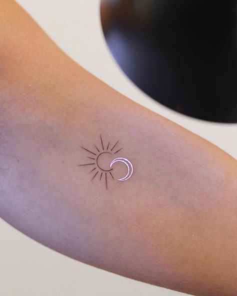 One Line Sun And Moon Tattoo, Delicate Sun Tattoos For Women, Sun And Moon Outline Tattoo, Sun And Lightning Tattoo, Minimalistic Sun And Moon Tattoo, Gold Sun Tattoo, Free Line Tattoo, Sun Moon Sister Tattoo, Delicate Sun And Moon Tattoo