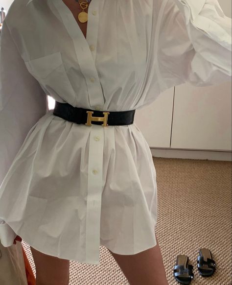 @hoskelsa on ig Hermes Belt Women Outfits, Hermes Belt Outfit, Hermes Belt Women, Shirtdress Outfit, Techno Outfit, Meeting Outfit, Shirt Dress Outfit, Oversized Button Down Shirt, Hermes Belt