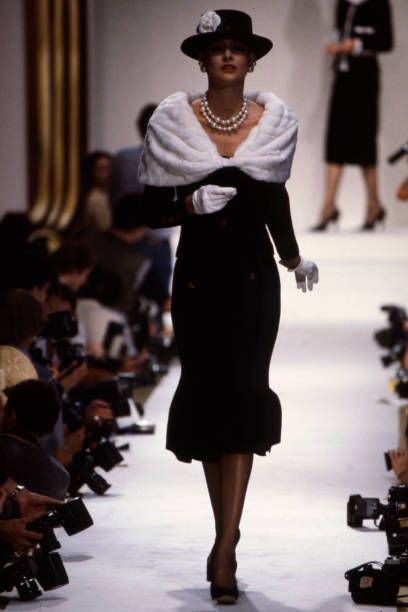 Inès de La Fressange lors du défilé Chanel hautecouture à Paris 26 juillet 1983 France Workout To Lose Belly, Vintage Runway Fashion, Chair Workout, Small Waist Workout, Glamouröse Outfits, Estilo Ivy, High Fashion Runway, Long Sleeve Sweaters, 90s Runway Fashion