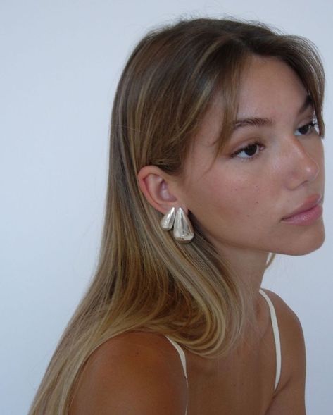 Hair Cuts Ideas Straight, Earring Stack Silver, Light Bangs Wispy, Blond Hair Aesthetic, Jewelry Outfit Ideas, Blonde Photoshoot, Rain Earrings, Brown Hair Inspo, Haircuts Straight Hair