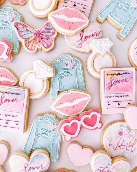 The Cookie Lab on Instagram: “I’m literally obsessed with these! Hayley found her lover 💖 ⠀⠀⠀⠀⠀⠀⠀⠀⠀ #swiftie #taylorswift #taylorswiftcookies #lover #lovercookies…” Bachelorette Party Cookies, Taylor Swift Birthday Party Ideas, Engagement Cookies, Bridal Cookies, Bridal Shower Inspo, Cookies Sugar, Taylor Swift Party, Bridal Shower Cookies, Taylor Swift Birthday