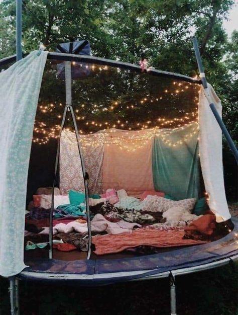 Parents are transforming their old trampolines into comfy summer dens - and they look amazing Preppy Trampoline, Dating Bucket List, Trampoline Sleepover, Indoor Forts, Old Trampoline, Summer Bucket List For Teens, Trampoline Tent, Bucket List For Teens, Cold Weather Activities