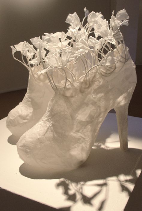 Isabell Buenz - Lily Shoes (2013), 25 cm Paper Mache Art Sculpture How To Make, Paper Mache Clothes, Paper Mache Shoes, Paper Heels, Shoes Sculpture, Textiles Shoes, Paper Mache Dress, Paper Art Ideas, Papier Mache Art