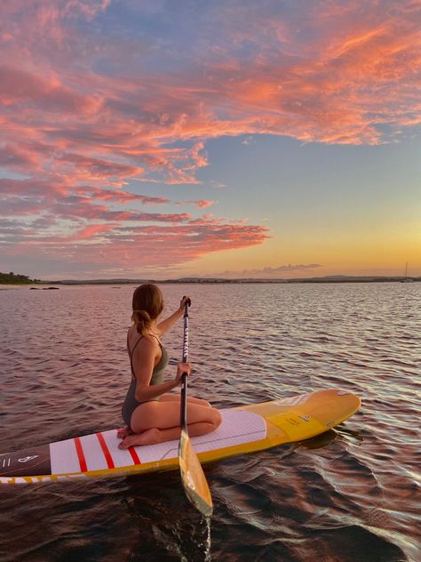 Paddle Boarding Ocean, Ocean Paddle Boarding, Paddle Boarding Sunset, Oahu Hawaii Photo Ideas, Surf Photo Ideas, Paddle Board Poses, Paddle Board Pics, Surf Board Pictures, Paddle Boarding Pictures Instagram