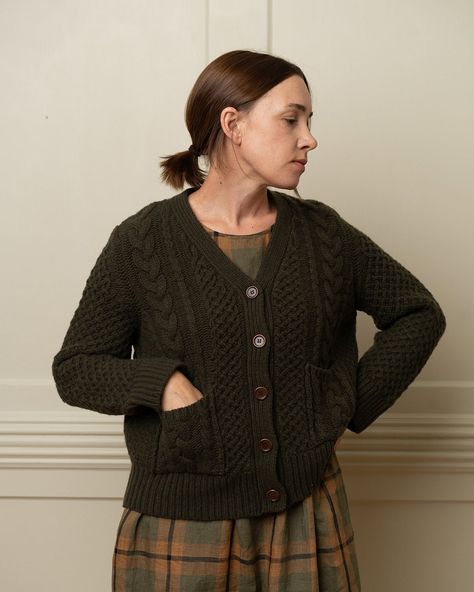 Chunky Knit Cardigan Outfit, Brunswick Green, Knit Cardigan Outfit, Cable Knitwear, Chunky Cable Knit Cardigan, Cardigan Green, Teacher Clothes, Green Details, Cable Cardigan