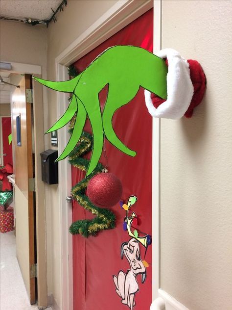 Christmas Decor School, Grinch Door Decorations Classroom, Christmas Decorations Classroom, Grinchmas Decorations Diy, Diy Grinch Decorations, Grinch Door, Christmas Cubicle Decorations, Balcony Decor Ideas, Christmas Door Decorating Contest