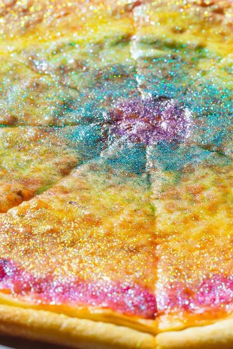 This "Magical" Unicorn Pizza Is Topped With an Edible Glitter Rainbow Unicorn Pizza, Unicorn Birthday Party Food, Glitter Carnaval, Rainbow Party Food, Unicorn Party Food, Unicorn Desserts, Unicorn Birthday Party Decorations, Rainbow Unicorn Party, Pizza Fatta In Casa