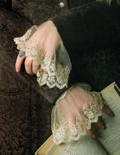 Gaun Abad Pertengahan, Yennefer Of Vengerberg, Lace Cuffs, Lukisan Cat Air, Linens And Lace, Historical Fashion, Fashion Details, Classic Art, Henna