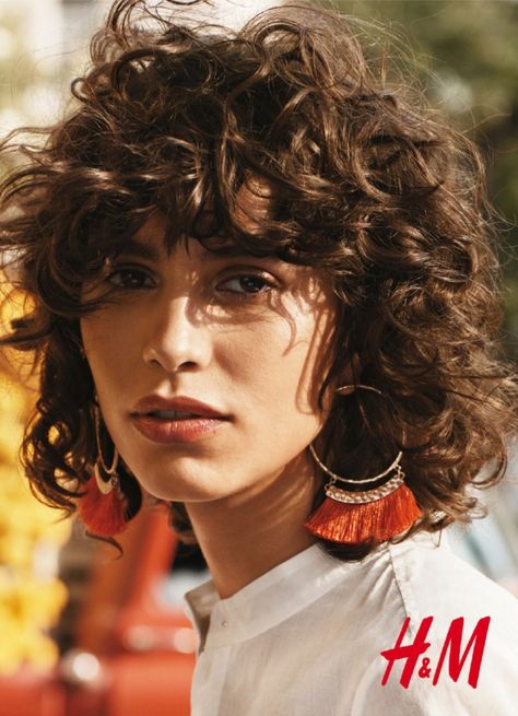 Meet The New Faces of HandM – Mica Arganaraz, Devon Windsor and Rianne van Rompaey Cool Haircuts For Girls, Hair Cuts 2017, Curly Bangs, Girl Haircut, Curly Hair With Bangs, Curly Bob Hairstyles, Permed Hairstyles, Curly Hair Cuts, Short Curly Hair