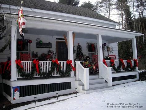 Porch Garland, White Christmas Snowflakes, Porch Outdoor, Outside Christmas Decorations, Railings Outdoor, Christmas Decorating Ideas, Light Ideas, Christmas Front Porch, Christmas Porch Decor