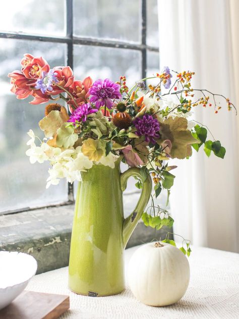 Whether you're a floral pro or a novice designer, HGTV.com has you covered with 32 unique and colorful DIY flower arrangements that will wow guests at your next fall get together. Low Flower Centerpieces, Table Center Piece Decor, Pitcher Flower Arrangement, Diy Thanksgiving Centerpieces, Simple Centerpieces Diy, Fruit Bouquet Ideas, Thanksgiving Floral Arrangements, Thanksgiving Floral, Unique Floral Arrangements