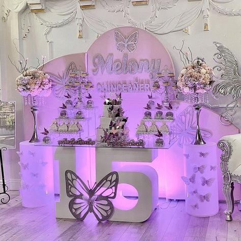 Sweet Sixteen Lilac Theme, Lavender Quinceanera Centerpieces, Lilac Quinceanera Centerpieces, Purple Debut Theme, Light Purple Quince, Dark Purple Quinceanera, Purple Sweet 16 Decorations, Ideas 15 Años, 15 Decorations Ideas