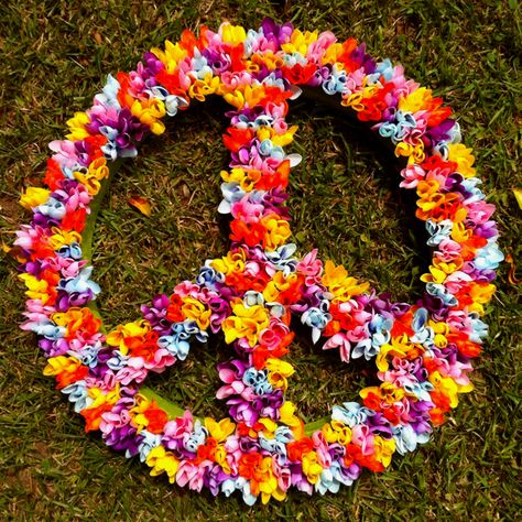 Peace & love sign I did for mu daughter's party with plastic flowers... They look pretty real huh? Woodstock Party, Flower Power Party, Decades Party, 60s Theme, 70's Party, 1960s Party, Coachella Party, Hippie Birthday, Hippie Party