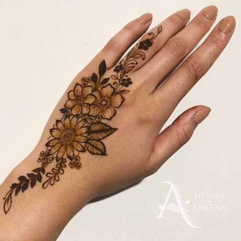 Prettiest Floral Mehendi Designs For The Trendsetter Brides Simple Floral Mehandi Designs, Henna Flower Designs, Short Mehndi Design, Inai Pengantin, Tato Jari, Henna Designs Wrist, Mekap Mata, Tato Henna, Floral Henna Designs