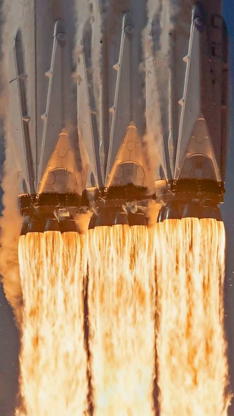 Heavy Wallpaper, Feng Shui Wall Art, Spacex Falcon Heavy, Tesla Spacex, Nasa Space Program, Falcon Heavy, Science Space, Sunflower Wallpaper, Lost In Space