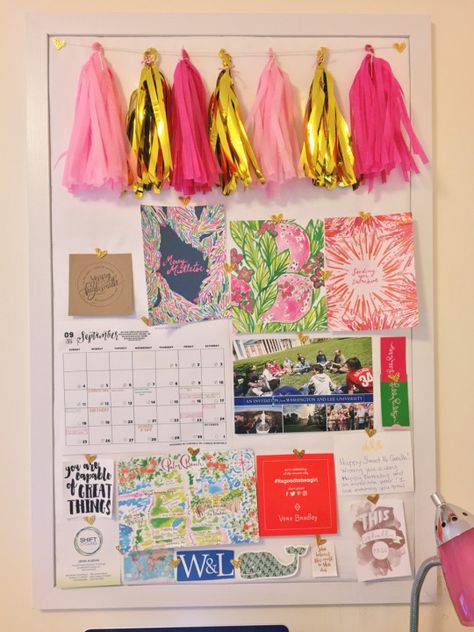 cbeeley.tumblr.com Preppy Cork Board Ideas, College Dorm Room Inspiration, Preppy Dorm Room, Dorm Stuff, Preppy Bedroom, Dream Dorm, Dorm Sweet Dorm, Dorm Inspiration, Sorority House