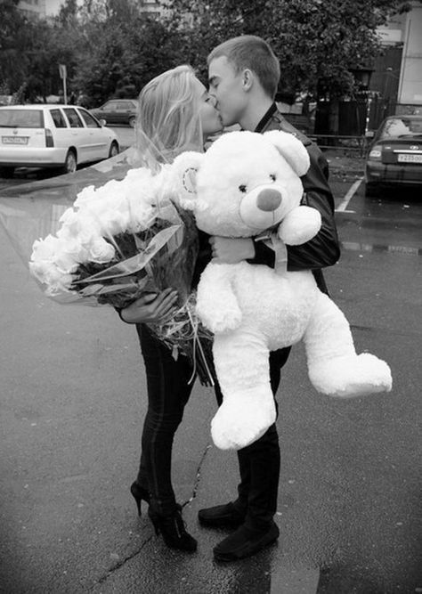 Chico regalando un oso de peluche y rosas a su novia Romantic Boyfriend, Romantic Photography, Goals Pictures, A Teddy Bear, Boyfriend Goals, The Perfect Guy, Photo Couple, Cute Relationship Goals, Jack Frost