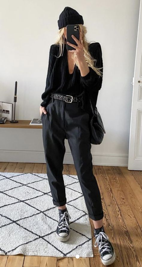 Edgy Mum Outfit, Black City Outfit, Winter Edgy Outfits Street Style, Fun Black Outfits, Rock Chic Office Outfit, Style In Your 30s Edgy, Rock Minimalist Style, Tough Feminine Style, Edgy Sporty Style