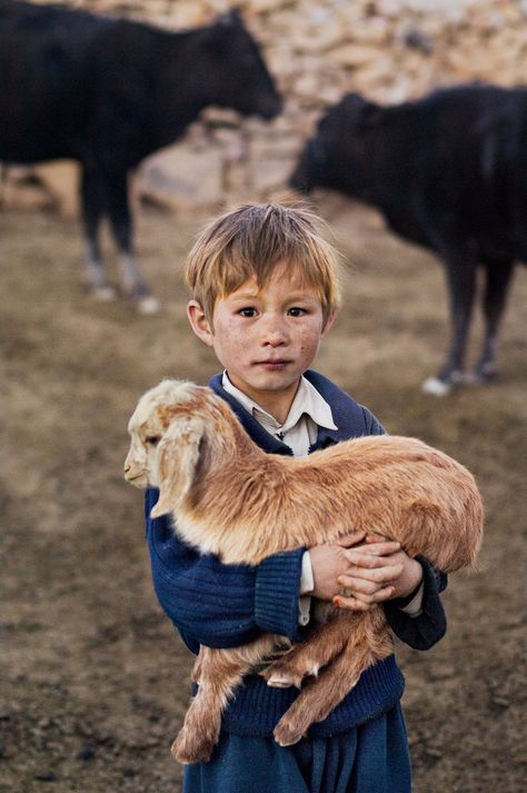 The Special Bond Between Humans And Animals Portrayed By Steve Mccurry Steve Mccurry, A Goat, Animale Rare, Cutest Animals, Holding Baby, Baby Goats, People Of The World, 인물 사진, Akita