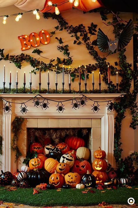 These 17 Boo-tiful Halloween Mantels Will Have Your Guests in AWE! They are super easy to do and a great project for all of the family! Halloween Pauroso, Halloween Mantel Decor, Halloween Girlande, Dekorasi Halloween, Halloween Fireplace, Halloween Living Room, Halloween Mantle, Classy Halloween, Halloween Mantel