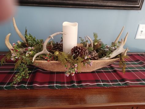 Fall Decor With Antlers, Christmas Decor With Deer Antlers, Antler Arrangements, Deer Antler Table Decor, Wildlife Decorating Ideas, Antler Centerpiece Dining Table, Elk Horn Decor Ideas, Deer Antler Christmas Decor, Antlers Decor Diy