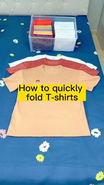 Folding Tee Shirts, Shirt Folding Trick, How To Fold Jeans, Folding Tips, How To Fold Pants, Konmari Folding, Shirt Organization, T Shirt Folding, Folding Fitted Sheets