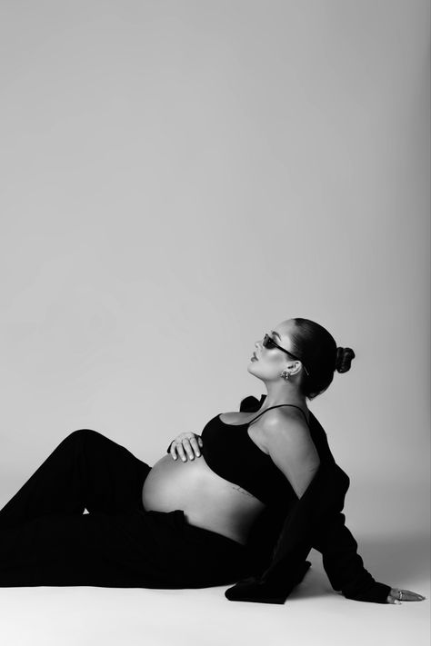 Black Maternity Pictures, Family Pregnancy Photoshoot, Studio Maternity Shoot, Maternity Picture Outfits, Maternity Studio Photoshoot, Pregnancy Announcement Photoshoot, Mother Baby Photography, Studio Maternity Photos, Baby Announcement Photoshoot