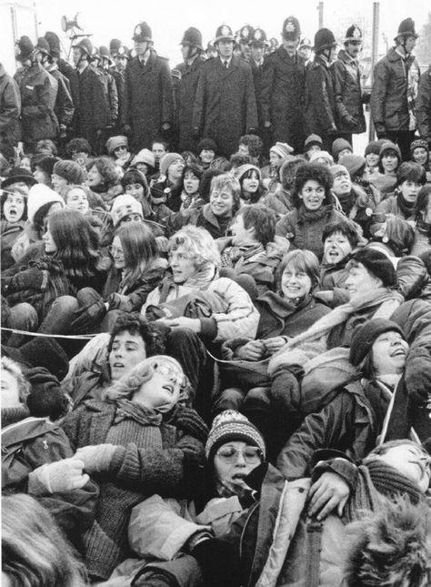 The famous Greenham Common Women protestors block an entrance to RAF Greenham Common in December 1982. The protests were made in an attempt to stop the basing of US Cruise Missiles in the UK. Marketing Magazine, Concertina Book, Tracey Emin, Uk History, Sunflower Pictures, Childhood Memories 70s, Be First, Ceramic Figures, Power To The People