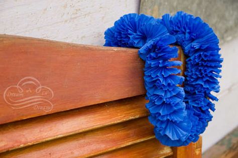 Best homemade Lei I've seen yet, BUT time consuming, so be prepared to use a lot of hours or recruit a lot of friends! How To Make Leis, Crepe Paper Crafts, Hawaii Theme, Hawaiian Party Theme, How To Make Crepe, Hawaiian Lei, Mehndi Decor, Diy Collier, Hawaiian Theme