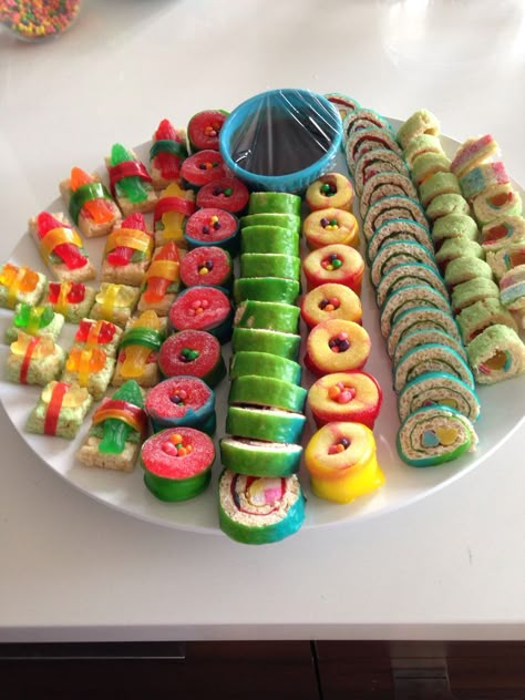 Candy Sushi Rolls, Sweet Sushi, Candy Sushi, Dessert Sushi, Funny Candy, Sushi Cake, Candy Food, Japanese Birthday, Sushi Party