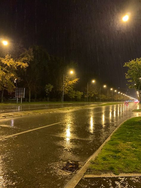 rainy weather and lonely streets Rainy Streets Aesthetic, Late Night Street Aesthetic, Rain Scenery, Rainy Streets, Night Walking Aesthetic, Walking Aesthetic, Rainy Sky, Rainy Street, Bodybuilding Pictures