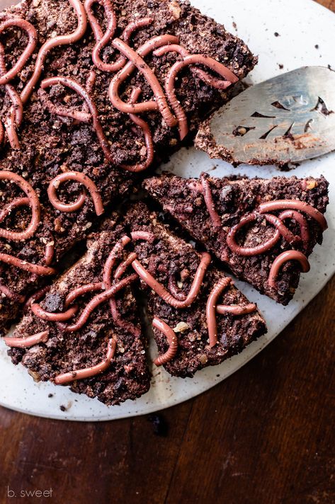 Dark Chocolate Pecan "Worms in Dirt" Mousse Tart — b. sweet Goosebumps Dessert, Creepy Halloween Treats, Elegant Halloween Dessert, Halloween Supper Ideas, Halloween Baked Treats, Halloween Pastries, Jello Worms, Worms In Dirt, Halloween Bakes