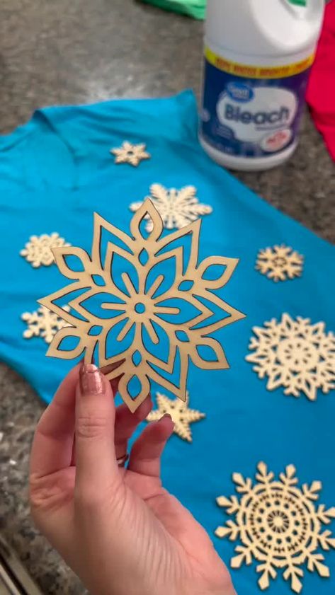 How did I not know about this? 😲 #bleach #crafts #fashion #christmas #DIY #holidays Christmas Bleached Shirts Diy, Bleach Christmas Shirts, Bleach Hoodie Designs Diy, Christmas Sweatshirts Diy, Bleached Clothes, Bleach Shirt Diy, Bleaching Clothes, Bleach Dye Shirts, How To Make Snowflakes